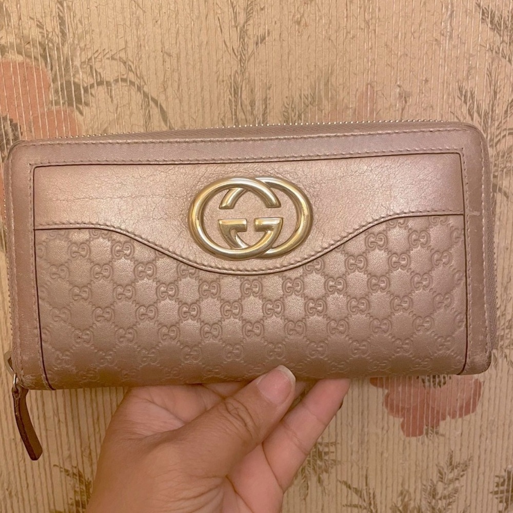 Gucci Metallic Mauve GG Zip Wallet with Gold Logo